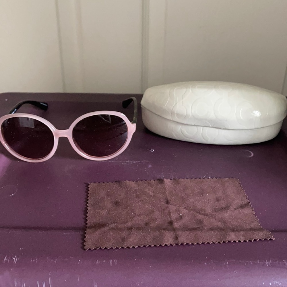 Coach sunglasses with case and cleaning cloth